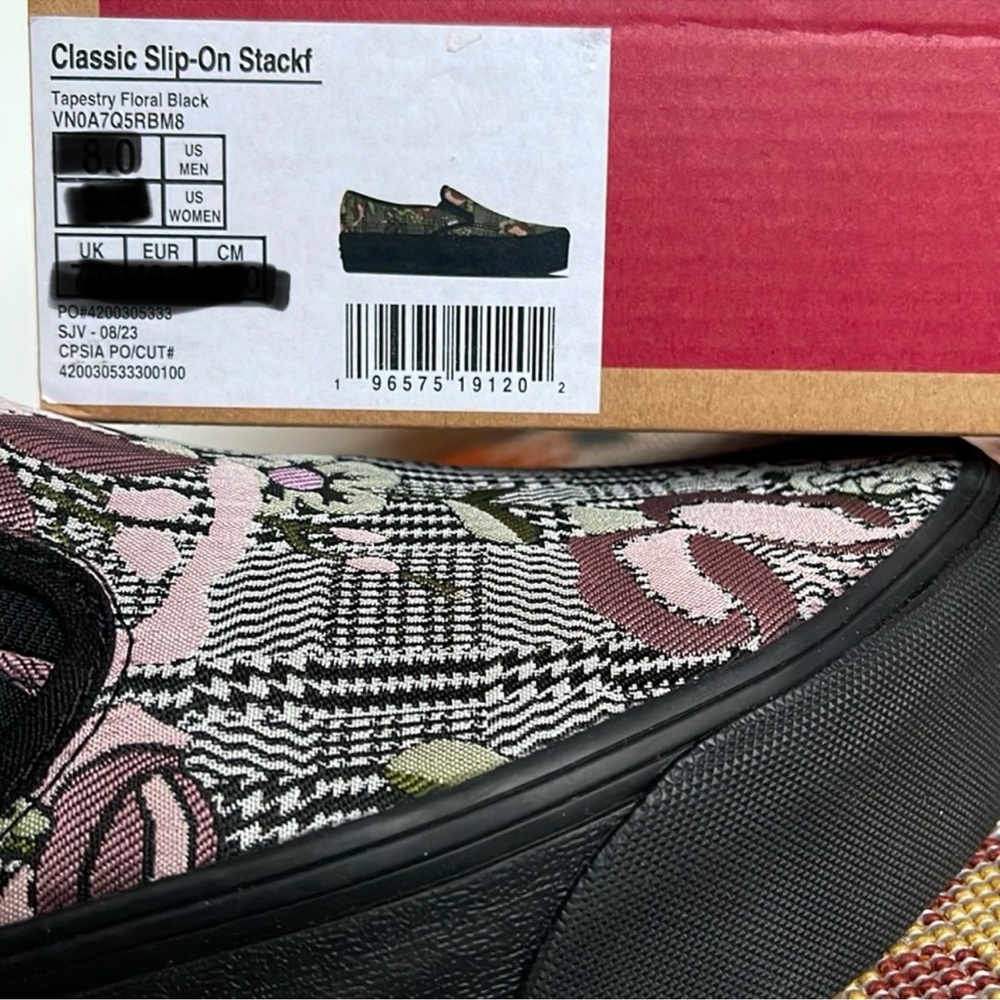 Vans WMNS Classic Slip-On Stackform Tapestry Floral Black
VN0A7Q5RBM8
Platforms - Picture 16 of 16